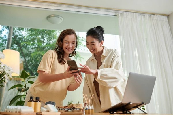 Comment intégrer le feedback client dans l'amélioration des produits pour les startups technologiques ?